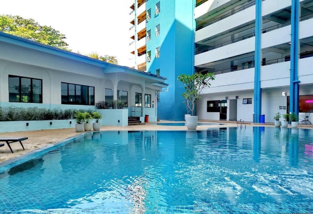 Netflix-seaview-sunsetview-puteribeach-mutiara Melaka