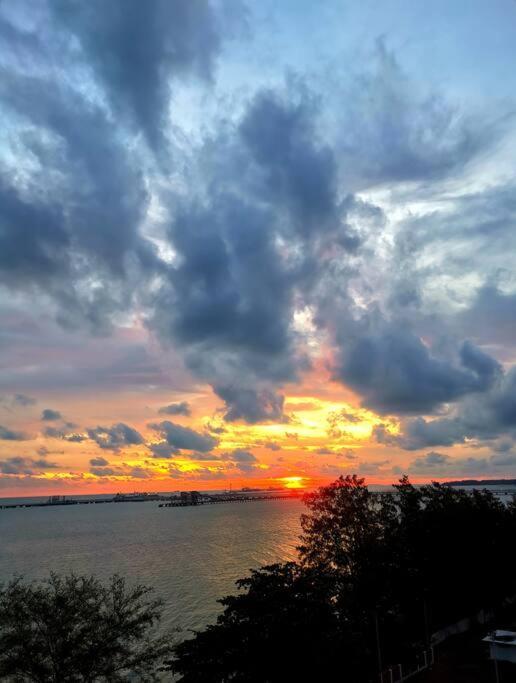 Netflix-seaview-sunsetview-puteribeach-mutiara Melaka * Tanjung Kling