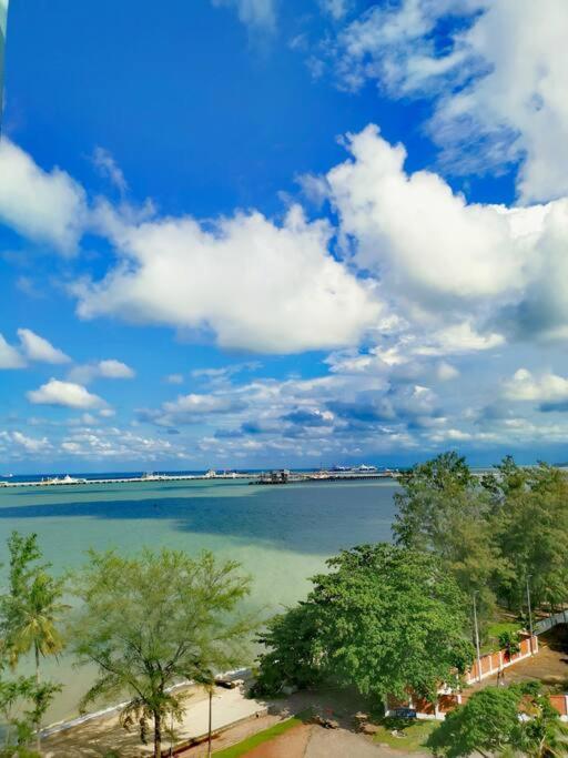 Netflix-seaview-sunsetview-puteribeach-mutiara Melaka *