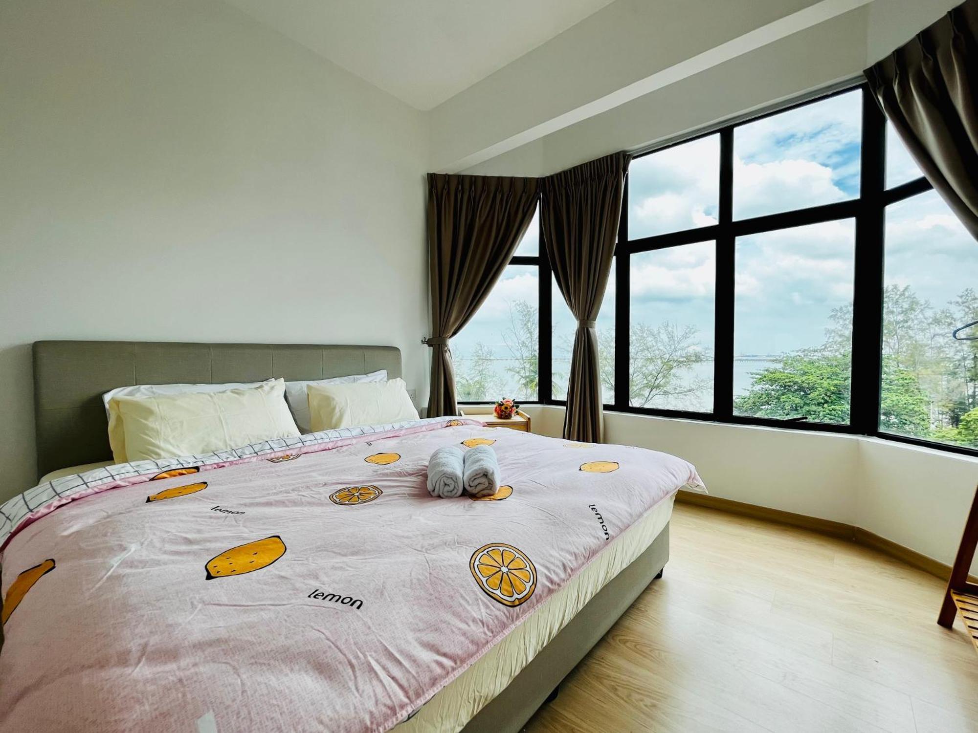 Netflix-seaview-sunsetview-puteribeach-mutiara Melaka *