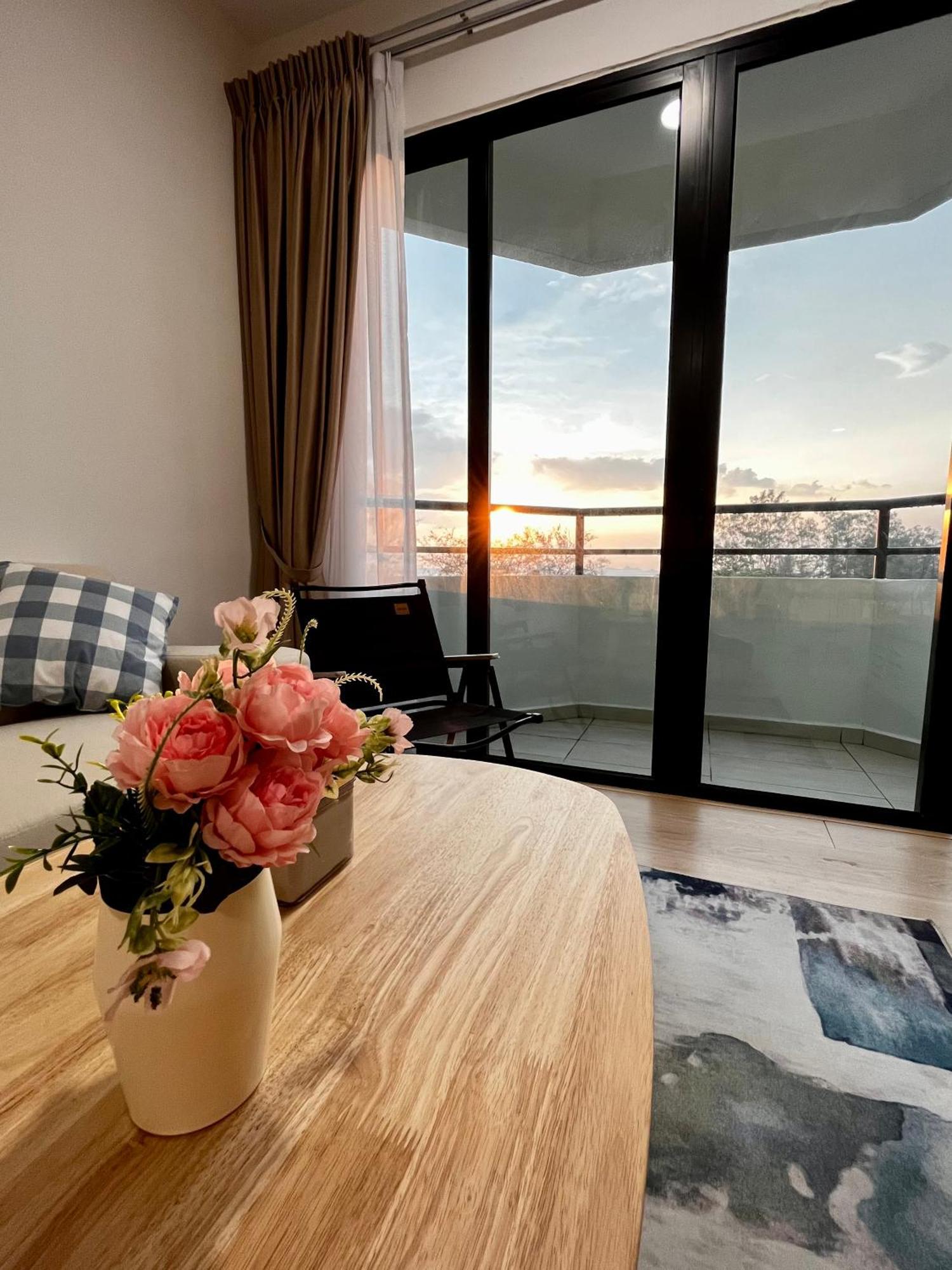 Netflix-seaview-sunsetview-puteribeach-mutiara Melaka Apartment *