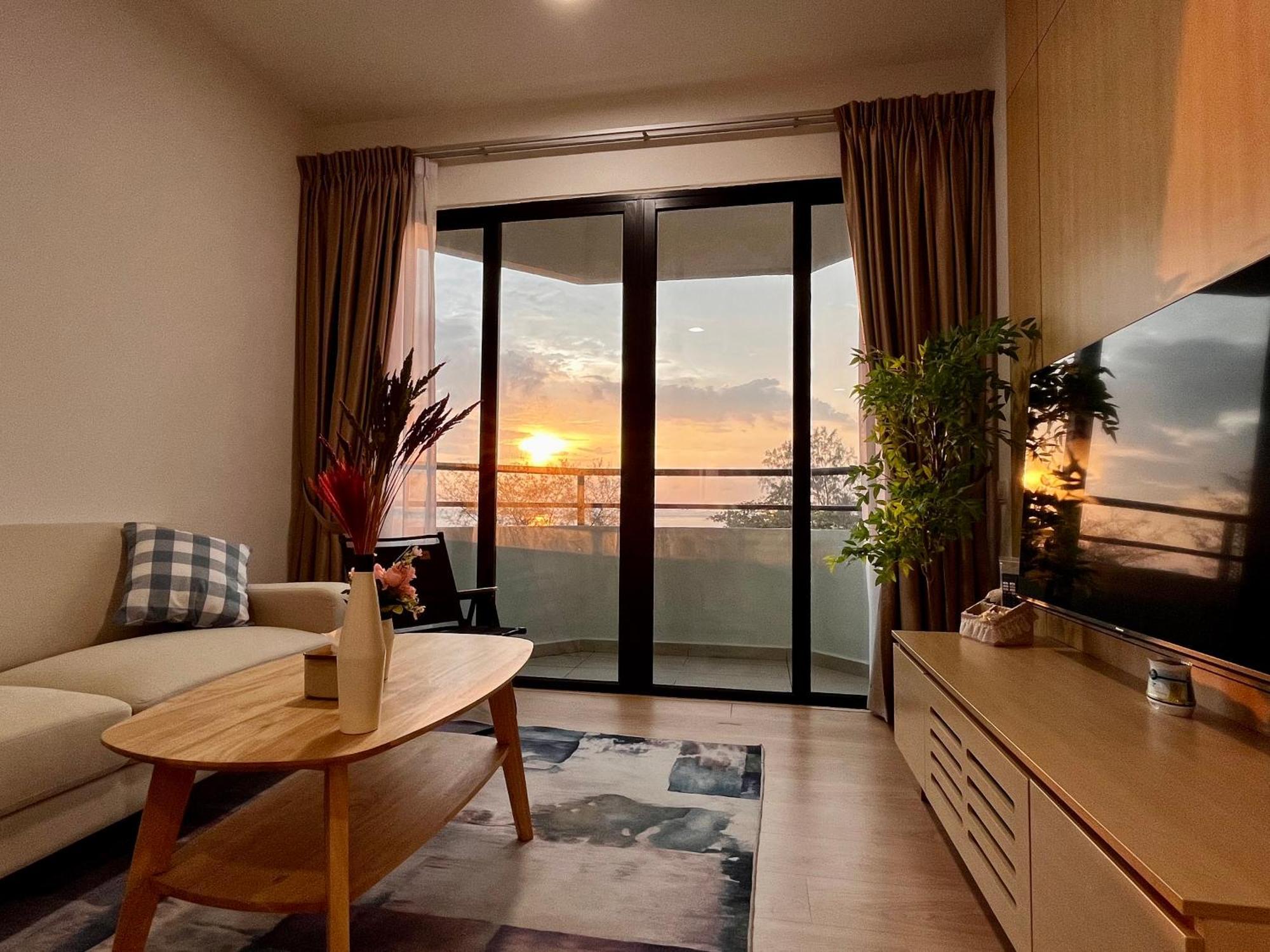 Netflix-seaview-sunsetview-puteribeach-mutiara Melaka Apartment