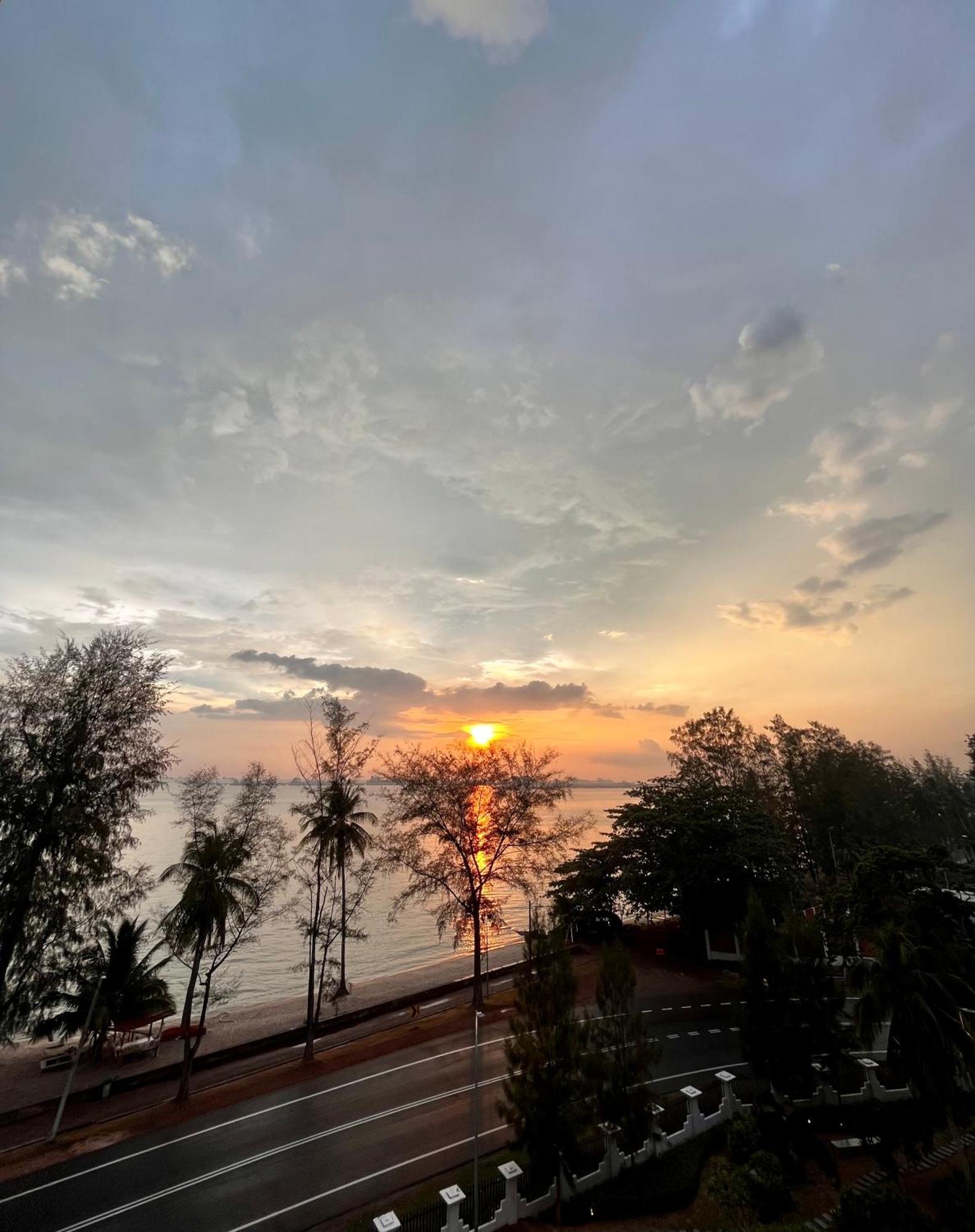 Netflix-seaview-sunsetview-puteribeach-mutiara Melaka Apartment Tanjung Kling