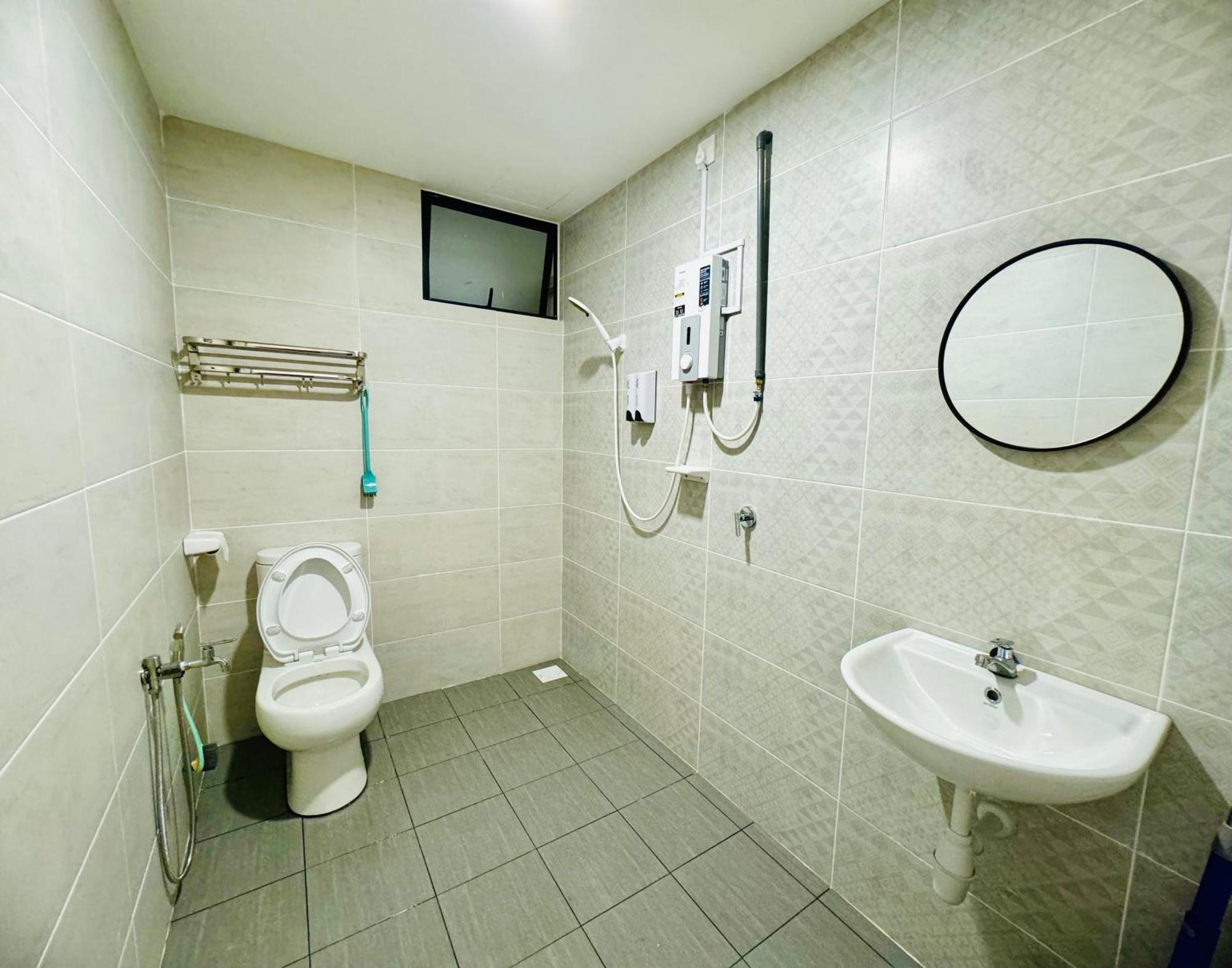 Netflix-seaview-sunsetview-puteribeach-mutiara Melaka Apartment Tanjung Kling